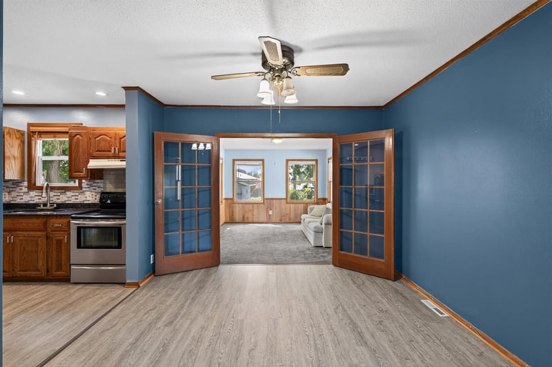220 N Chestnut St, Belle Plaine, MN 56011