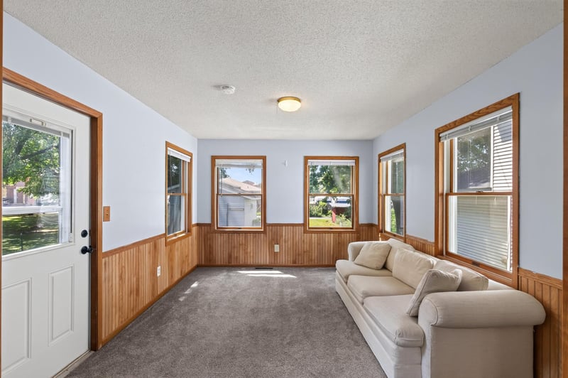 220 N Chestnut St, Belle Plaine, MN 56011