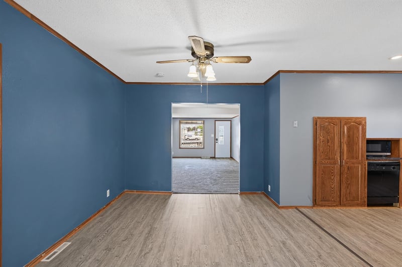 220 N Chestnut St, Belle Plaine, MN 56011