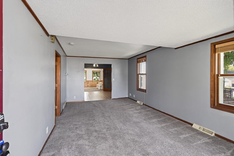 220 N Chestnut St, Belle Plaine, MN 56011