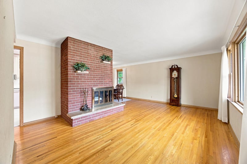 2464 Holloway Ave E, North Saint Paul, MN 55109