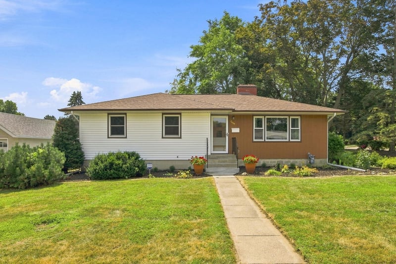 2464 Holloway Ave E, North Saint Paul, MN 55109