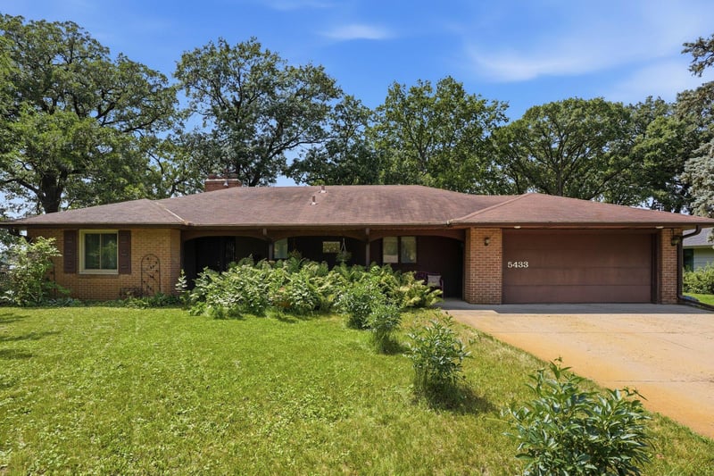 5433 Twin Lake Blvd E, Brooklyn Center, MN 55429