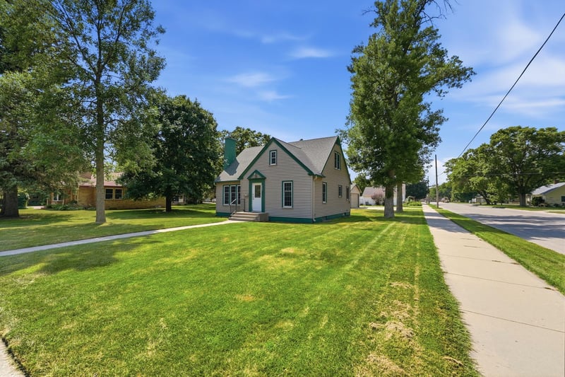 1002 Cedar St, Alexandria, MN 56308