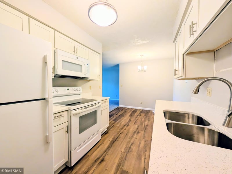 2700 Dale St N #A214, Roseville, MN 55113
