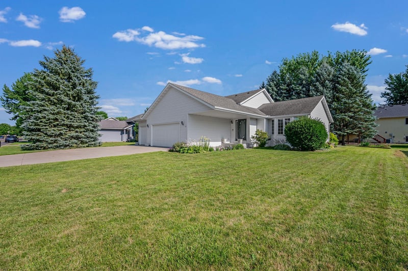 19 La Mar Ct, North Mankato, MN 56003