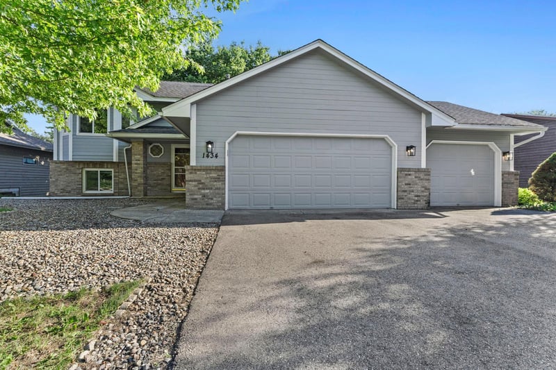 1434 Eastlake Dr, Chaska, MN 55318