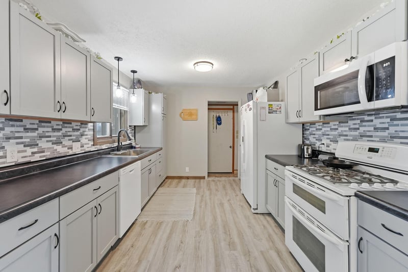 231 Excelsior Ave S, Annandale, MN 55302