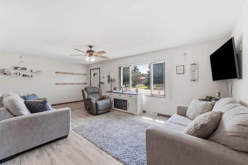 231 Excelsior Ave S, Annandale, MN 55302