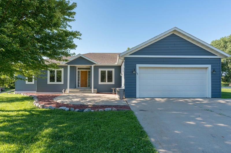 301 7th St NW, New Richland, MN 56072