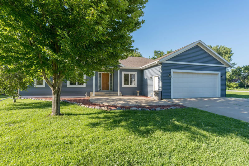 301 7th St NW, New Richland, MN 56072