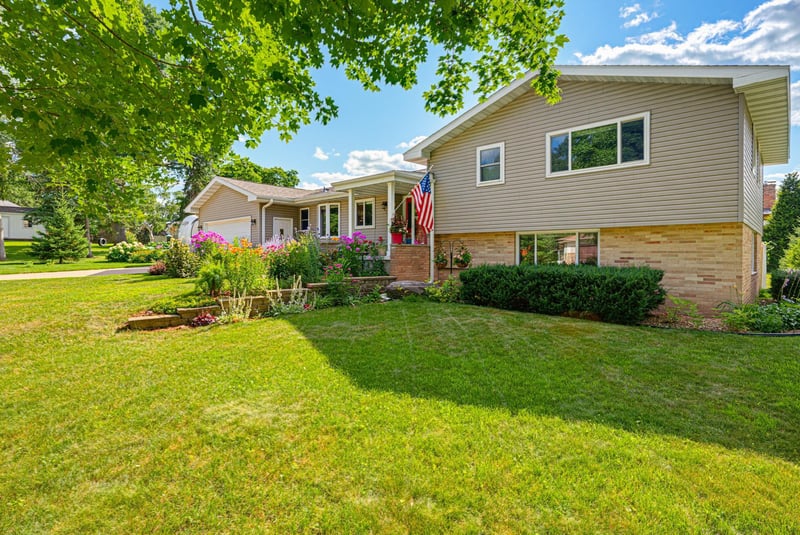 870 Hanson Dr SW, Hutchinson, MN 55350