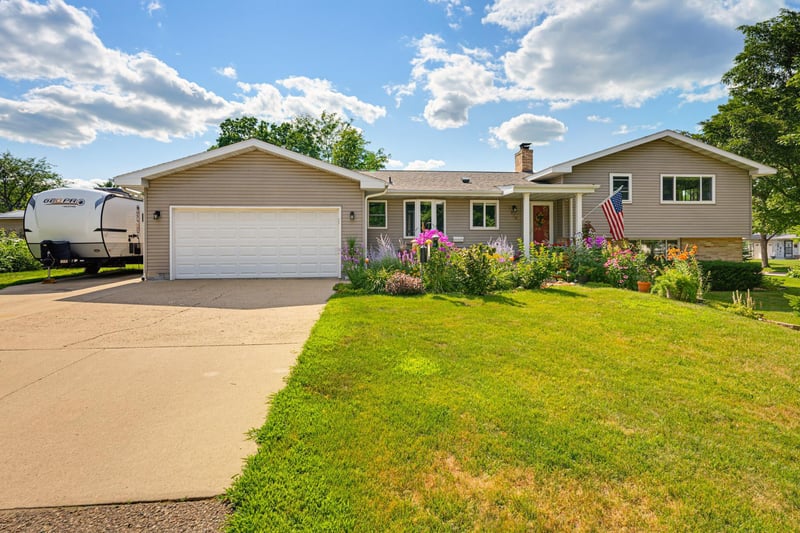 870 Hanson Dr SW, Hutchinson, MN 55350