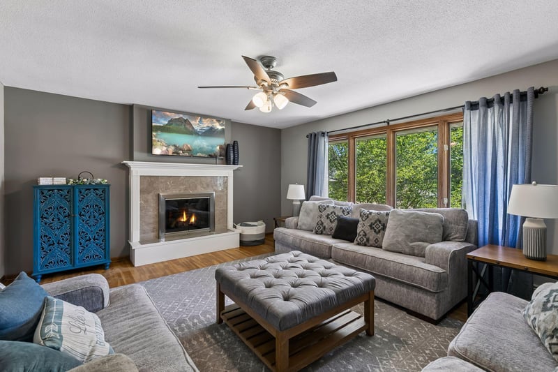 2006 River Hills Dr, Burnsville, MN 55337