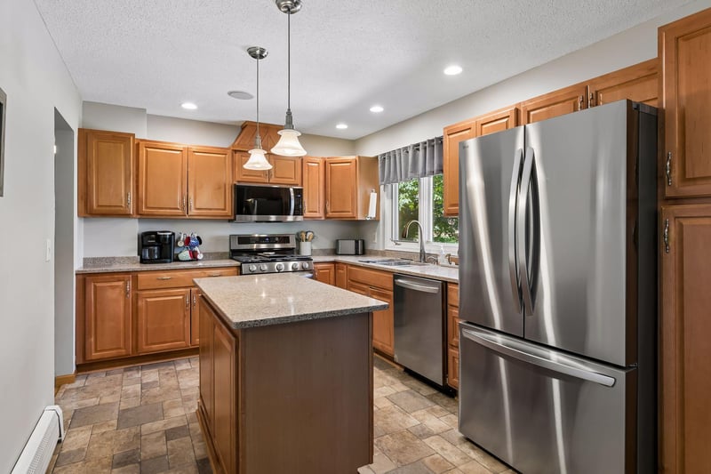 2006 River Hills Dr, Burnsville, MN 55337