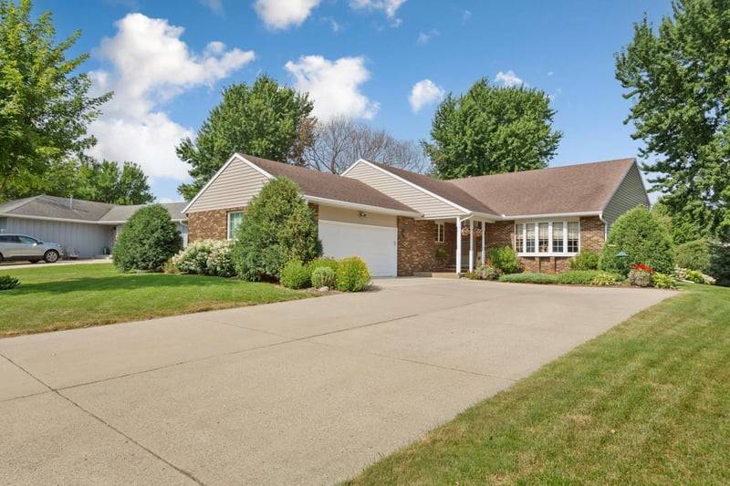 2170 Diablo Dr SE, Owatonna, MN 55060