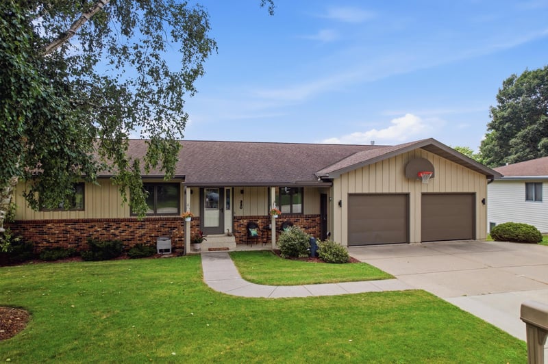 220 Country Club Dr, Lewiston, MN 55952