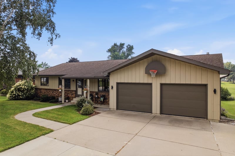 220 Country Club Dr, Lewiston, MN 55952