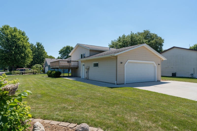 1655 Valley View Dr, Mankato, MN 56003