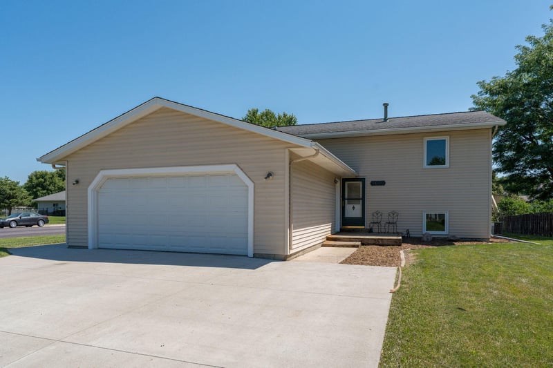 1655 Valley View Dr, Mankato, MN 56003