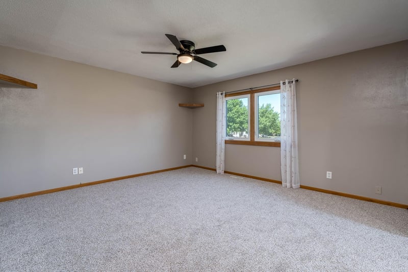 1655 Valley View Dr, Mankato, MN 56003