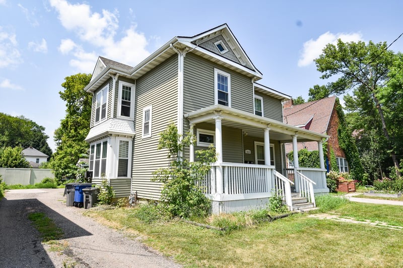 313 7th St S, Moorhead, MN 56560