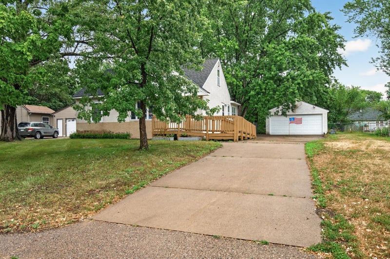 2551 Rainbow Ln, New Brighton, MN 55112