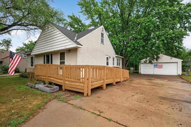 2551 Rainbow Ln, New Brighton, MN 55112