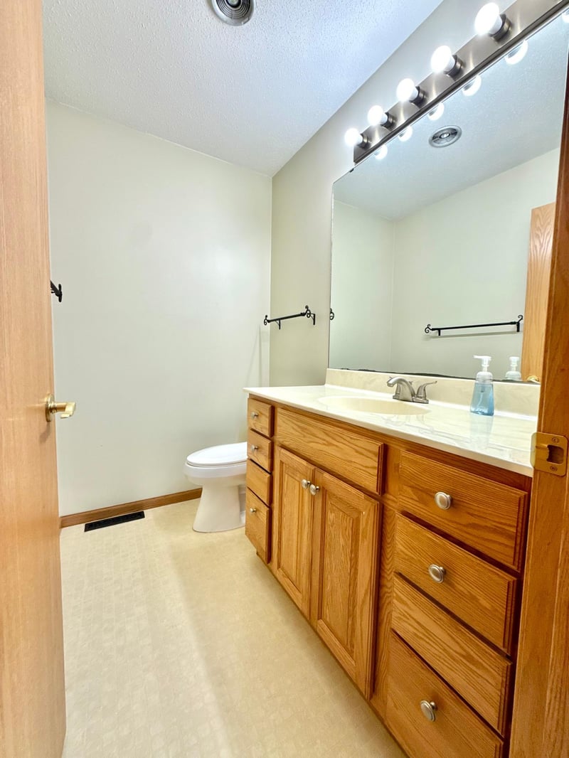 939 Mayvis Blvd, Mankato, MN 56001