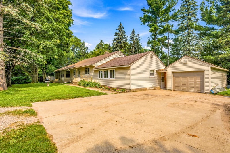 1256 Rice St, Braham, MN 55006