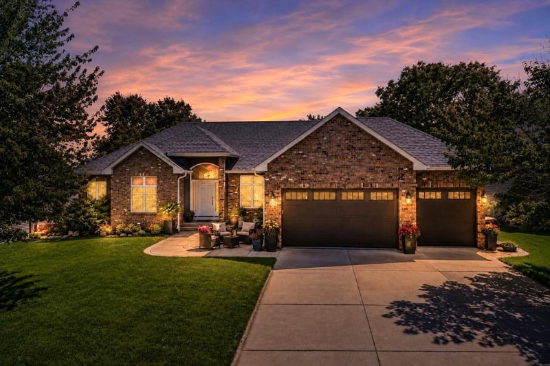 8150 9th Street Pl N, Oakdale, MN 55128