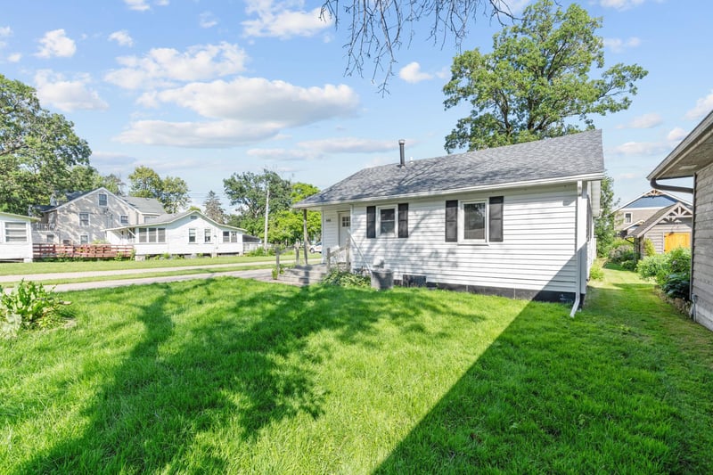 555 N Shore Dr, Forest Lake, MN 55025