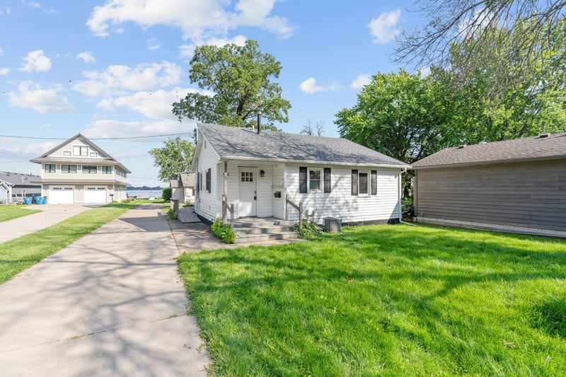 555 N Shore Dr, Forest Lake, MN 55025
