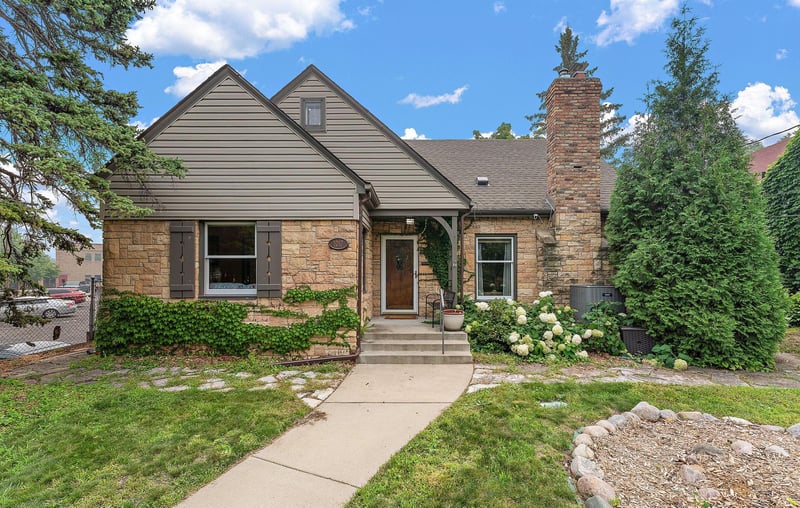 1017 Thomas Ave S, Minneapolis, MN 55405
