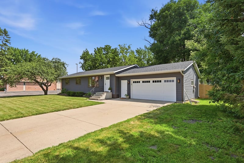 420 1st St N, Dassel, MN 55325