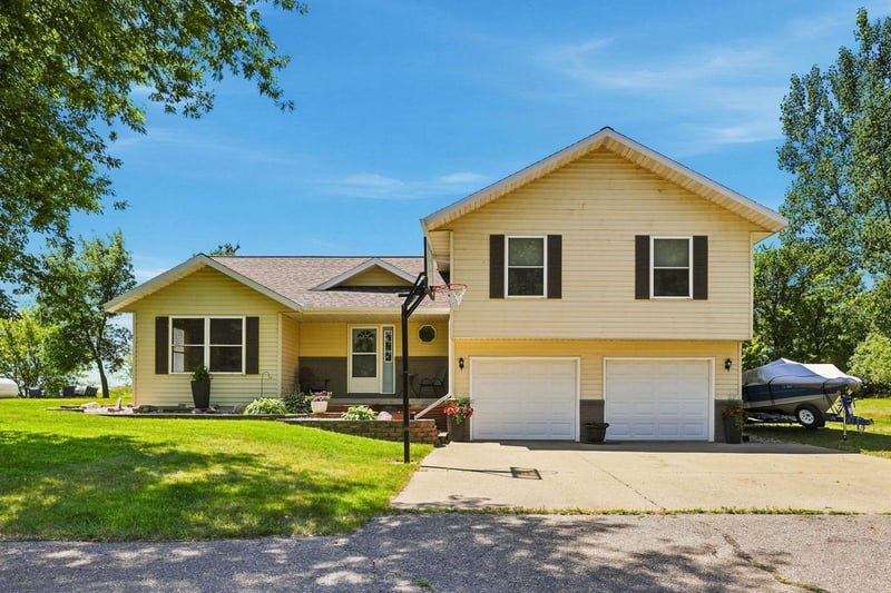 1595 57th Ave NW, Willmar, MN 56201