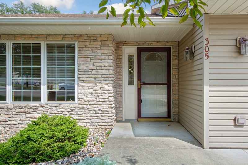 305 Tischler Ave SE, Faribault, MN 55021