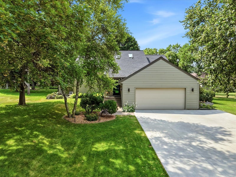 15809 Nursery Dr, Minnetonka, MN 55345