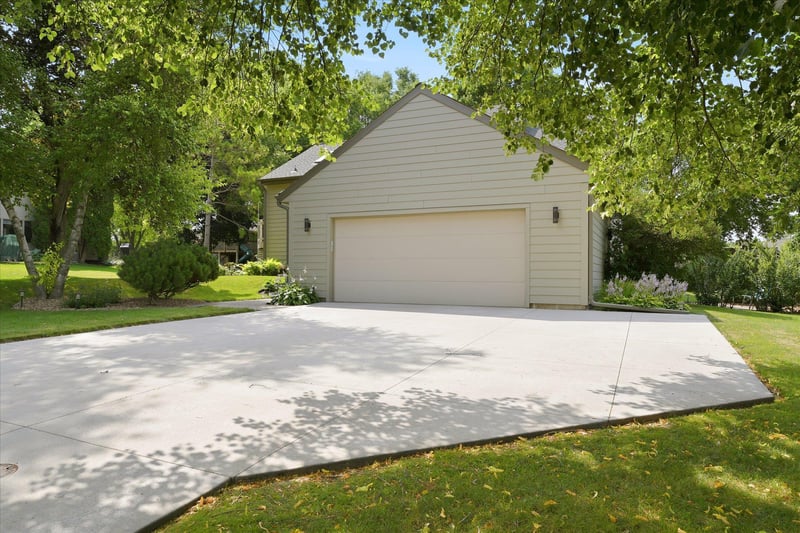 15809 Nursery Dr, Minnetonka, MN 55345