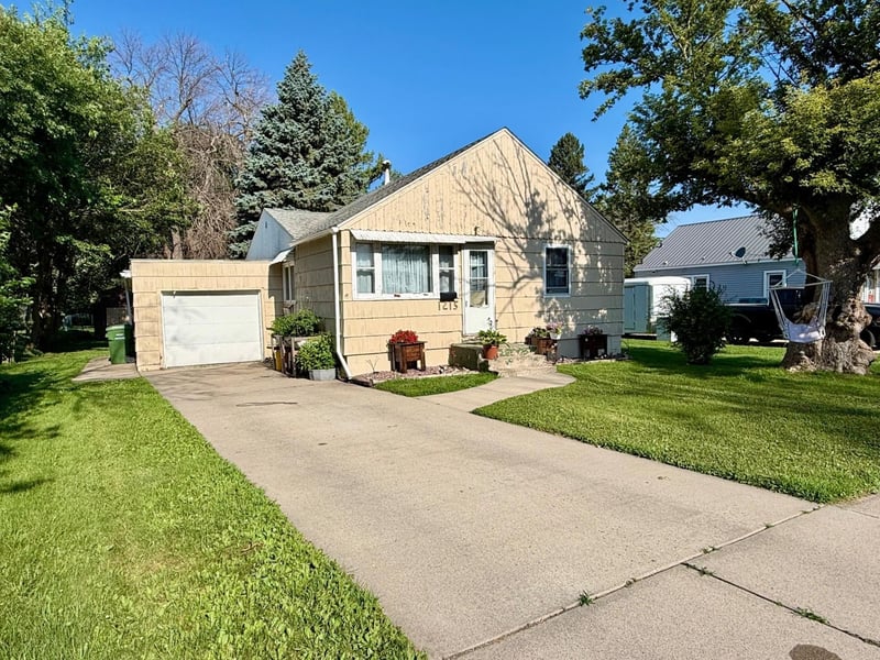 1215 Douglas Ave, Worthington, MN 56187