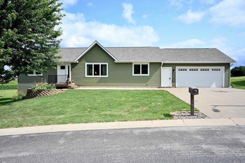 206 Park Ave, Altura, MN 55910