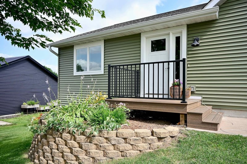 206 Park Ave, Altura, MN 55910