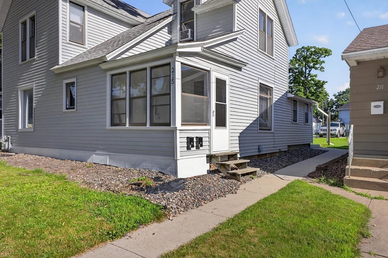 215 6th St NW, Rochester, MN 55901