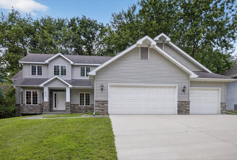 2032 Fox Valley Dr SW, Rochester, MN 55902