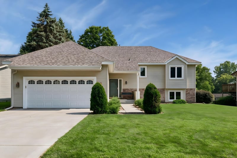 15481 Michele Ln, Eden Prairie, MN 55346