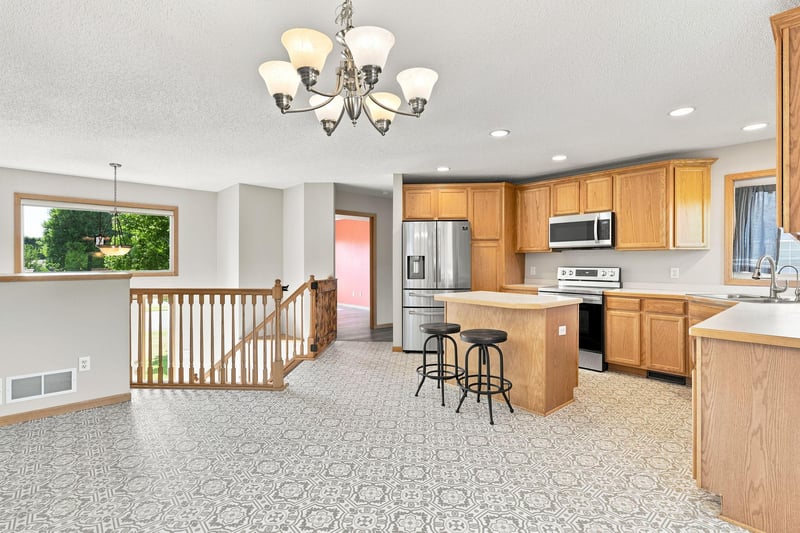805 Daniel Dr, Belle Plaine, MN 56011