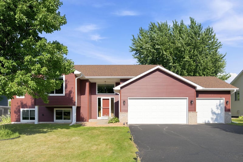805 Daniel Dr, Belle Plaine, MN 56011