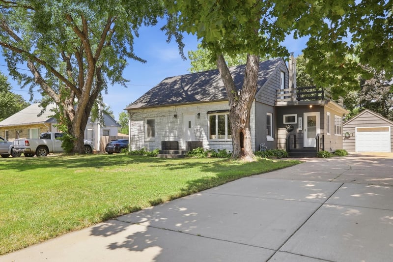 2258 W 105th St, Bloomington, MN 55431