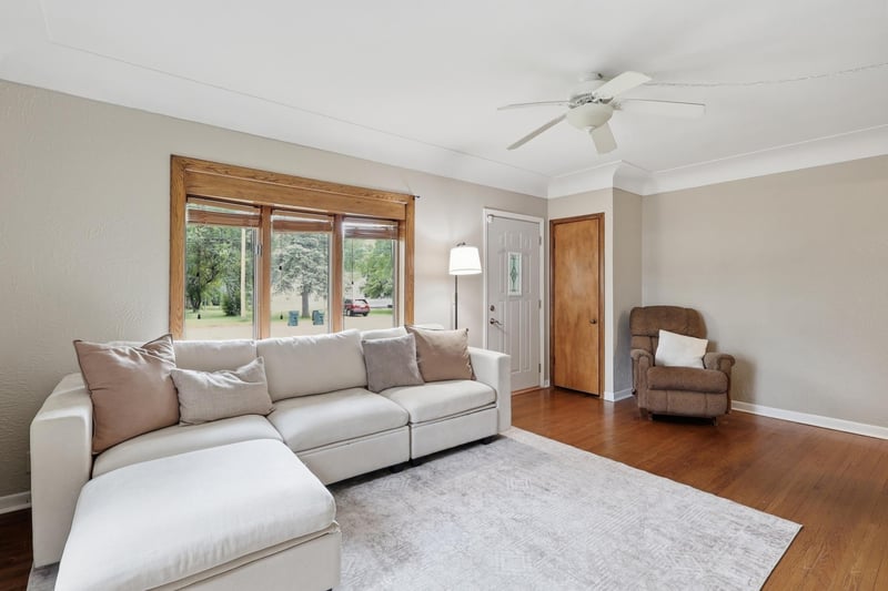 2258 W 105th St, Bloomington, MN 55431
