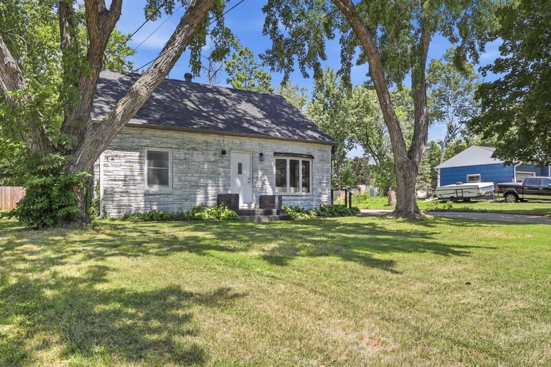 2258 W 105th St, Bloomington, MN 55431